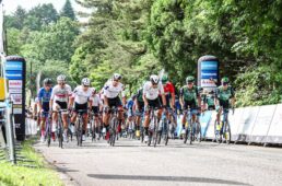 バックストレートからスタートする選手たち