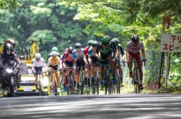 16人の大きな逃げグループができる