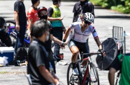 宮崎監督に労われるフィニッシュ後の沢田