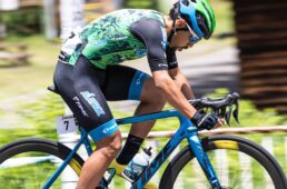 冨尾をパスした小林