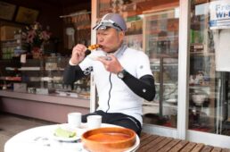 団子を食べるシシャチョー