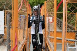 相模湖に下りる道