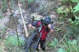 自転車を杖代わりにしてほぼ垂直の壁を上る