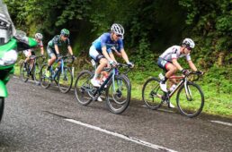 ラストスパートで逃げグループは加速