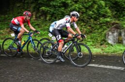 残り1周のところで集団中盤に位置する今村