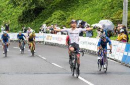 両手を大きく広げてフィニッシュした今村