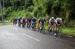 チームブリヂストンサイクリングを筆頭に集団も加速