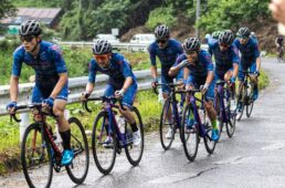 愛三が集団の前を固める