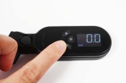 単位はpsi、bar、kg/cm2の3つに対応している。デジタルディルプレイ上の左にあるボタンを押すことで単位を切り替えることができる。空気圧は5~260psiまで測定可能となっている。