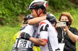 フィニッシュした沢田が今村と抱き合う