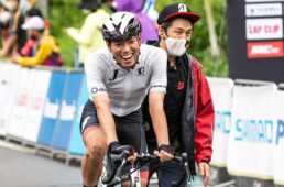 追走で力を使った山本もフィニッシュで笑顔を見せた