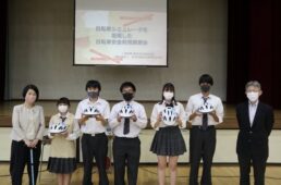 au損保が東京都立松原高等学校の生徒にヘルメットを贈呈