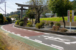 下りの注意ポイント③：鳥居。緩く右カーブを切った先が真っすぐ、かつ制限速度も時速40㎞と、誰もがスピードを出したくなるところ。しかし、そこに現れるのが道路の中央に鎮座する大山阿夫利神社の鳥居だ。道は鳥居を避けるべく左・右・左と細かなカーブの連続となるため、一旦ハンドル＆ブレーキ操作を誤ると、大事故につながりかねない。