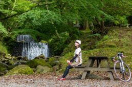 木々に囲まれた場内を複数の川が流れていて、森林浴とマイナスイオン浴の両方が楽しめます。テントや寝袋などのレンタルはあるものの食材は用意されていないので、大きめのバッグに詰めて持ち込みましょう。