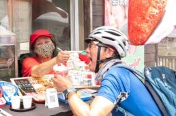 店員の女性にかき氷を食べさせてもらうしシシャチョー