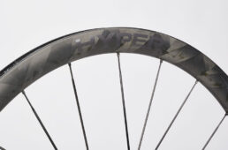 横風による影響も考慮して設計されたリム。取り扱いショップによると、リムの精度が高いため振れ取りがしやすいという。ハイパーのロゴはリムと同色のため主張は控えめだ