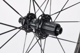 専用設計のハブは自転車専用のセラミックベアリングを採用。クイックリリースと12mmスルーアクスルの両方に対応。フリーボディはシマノ11Sが標準で、スラムのXDRにも対応