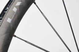 1本あたり2.6gと非常に軽量なカーボンファイバースポーク。ハブ側には金属パーツが組み合わされており、そこにカーボンを貫通させることで抜けにくい構造となっている