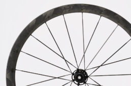 強度的に不利になりがちなニップルホール。ここを補強するようにカーボン繊維が巻き付けられている。この特殊な製法をルンホイールでは「バタフライエフェクト」と呼称する