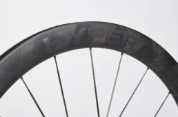 38mmと50mmの違いはリムハイト（とスポーク長）のみ。横から見たときのリムの面積が広くなる分だけ、バタフライエフェクト製法による独特な模様のインパクトが大きくなる