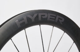 バタフライエフェクトではなく一般的な製法で作られた65mmハイトのリム。仕上がりは実に美しく、これで17万円台とは思えないほど。それ以外の基本仕様は38mm/50mmに準じる