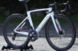 2018年にデビューし、ディスクブレーキモデルの追加やカーボンの仕様変更などブラッシュアップを繰り返して現在に至る。エアロロードながらMサイズで1050g±30gという軽さと、21万7800円という価格は実に魅力的だ。リムブレーキモデルはダイレクトマウントを採用する。ウィンスペース・ T1500（フレームセット価格：21万7800円）