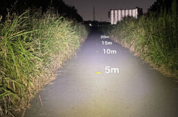 500ルーメンのライトで前方を照らしてみた様子