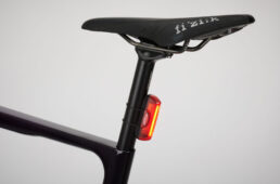 フォース・テールCOMを取り付け点滅させた様子