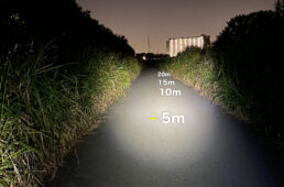 200ルーメンのライトで前方を照らしてみた様子