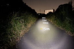 400ルーメンのライトで前方を照らしてみた様子