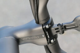 R5のハンドルとステムの下から