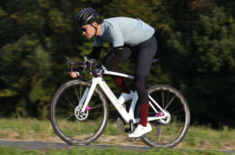 インプレッションライダー／大屋雄一。モータースポーツにも造詣が深く、モーターサイクル用の最新フルカーボンホイールの試乗経験もあるフリーライター。今回のテストでは3セット合計で200kmほど乗り込んでいる