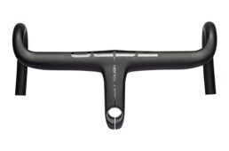 試乗車に装着されているのはステム一体式のウィンスペース・ゼロカーボンハンドルバー。スプリンターがもがいた際に前腕がショルダーに干渉しにくい形状とされ、さらに空力と剛性を高次元で両立している。仮想ステム長は85／95／105／115／125mm、ハンドル幅は380／400／420／440mm（C-C）から選べる。