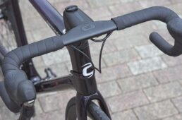 スーパーシックスエボシリーズは、ヘッドチューブの前方からケーブルを内装できるようになっている。シマノ・DI2仕様であればケーブルはフル内装に対応するが、機械式変速の場合はダウンチューブからシフトケーブルを内装するため、この区間はケーブルが露出する