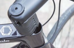 ハンドルを切るとヘッドチューブの前方にケーブルを通すためのスペースが設けられているのがわかる。電動変速のDI2仕様のモデルでは、ここからシフトケーブルも内装し、ケーブルの完全内装化が可能。メカニカル変速の場合は、ダウンチューブのヘッドチューブ側のケーブル取り込み口から変速ケーブルを内装する