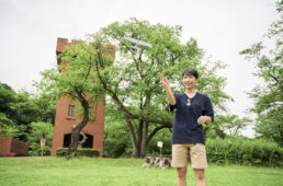 駄菓子屋で買ったヒコーキを飛ばす磯田さん
