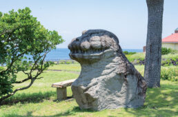 長根浜公園に立つゴジラ像