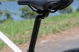 エスケープRX Wディスクのシートポストとサドル