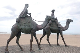 白浜の海岸の銅像