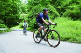 eバイクに乗る松村氏