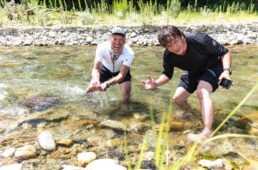 川に入るシシャチョーとテンチョー