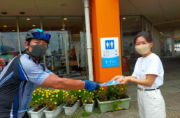 サコッシュを渡すゴンザ