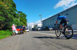 走るゴンザと応援