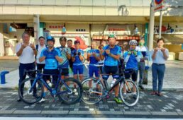 太平洋岸自転車道の起点のモニュメント前で記念撮影