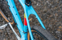 カンゾーエーのシートステー