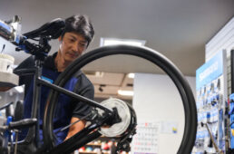 バイクの整備をこなす店長の岩崎さん