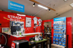 ストラーダバイシクルズ草津本店のショップカウンターの様子