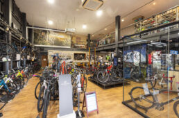 カミハギサイクル小牧本店の内観