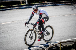 「C50」で上りを走る今村選手