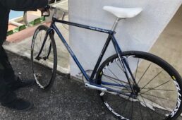 お借りしたピストバイク。ややサドルが高い。すぐにポジションを出さなければいけないのもロケの醍醐味だ